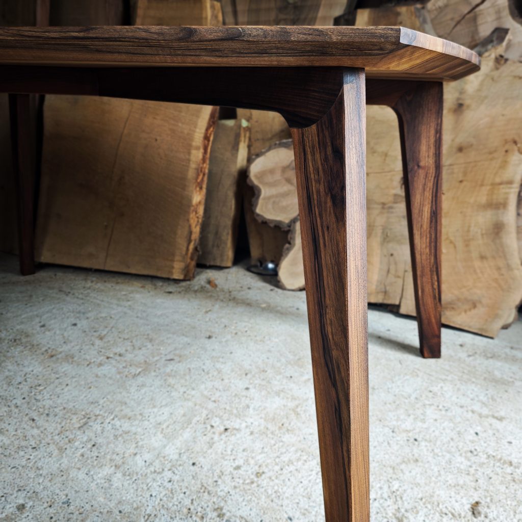 Iks, pareni orah, trpezarijski sto